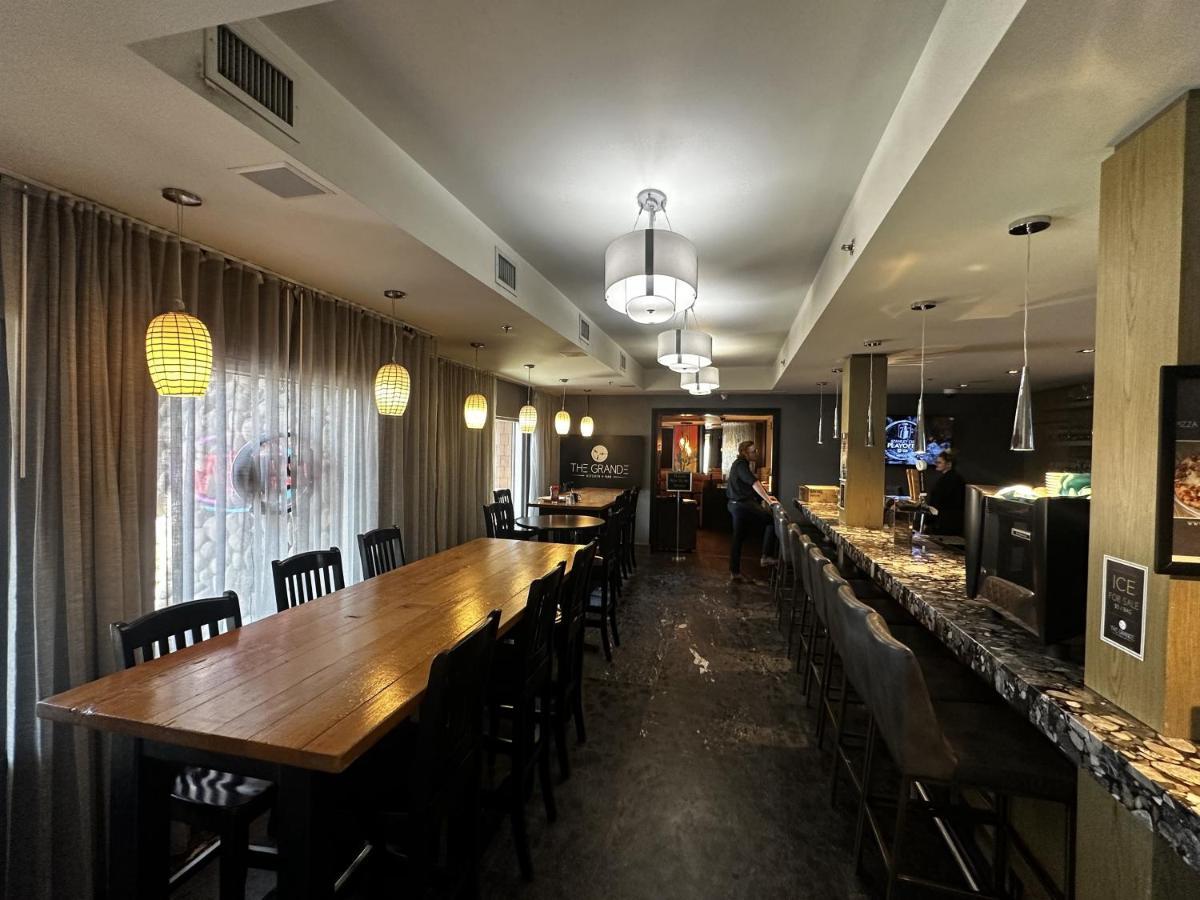 Luxury Two Queen Beds Condo - Grande Rockies Resort Indoor Parking Pool Hot Tub Gym Canmore Exteriör bild